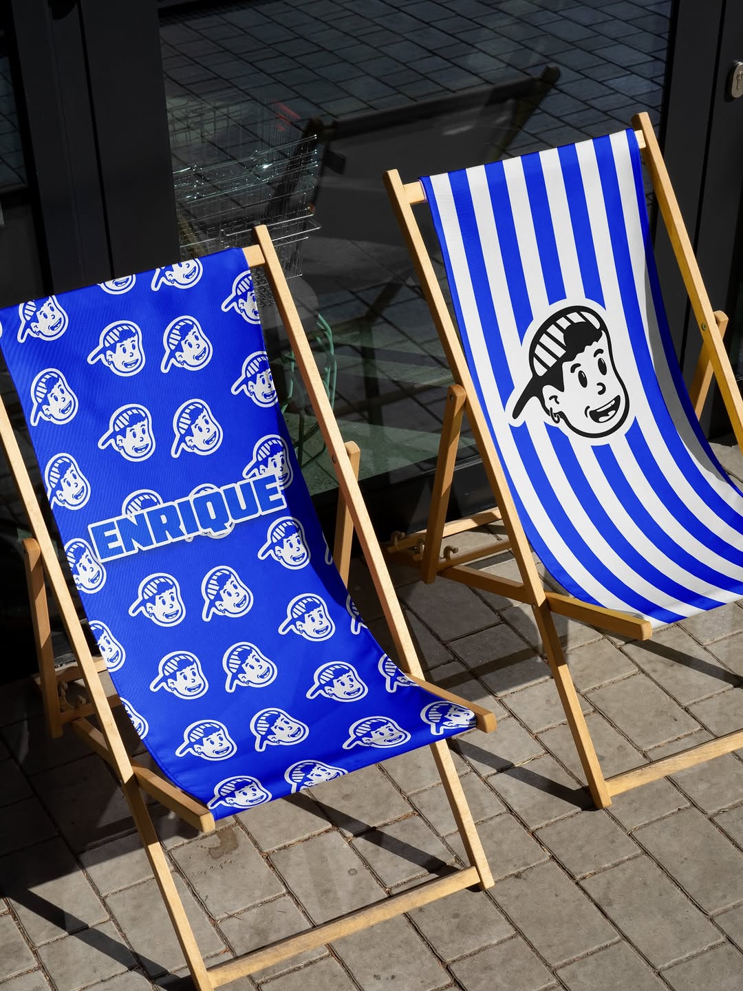 Relaxing at Enrique cafe